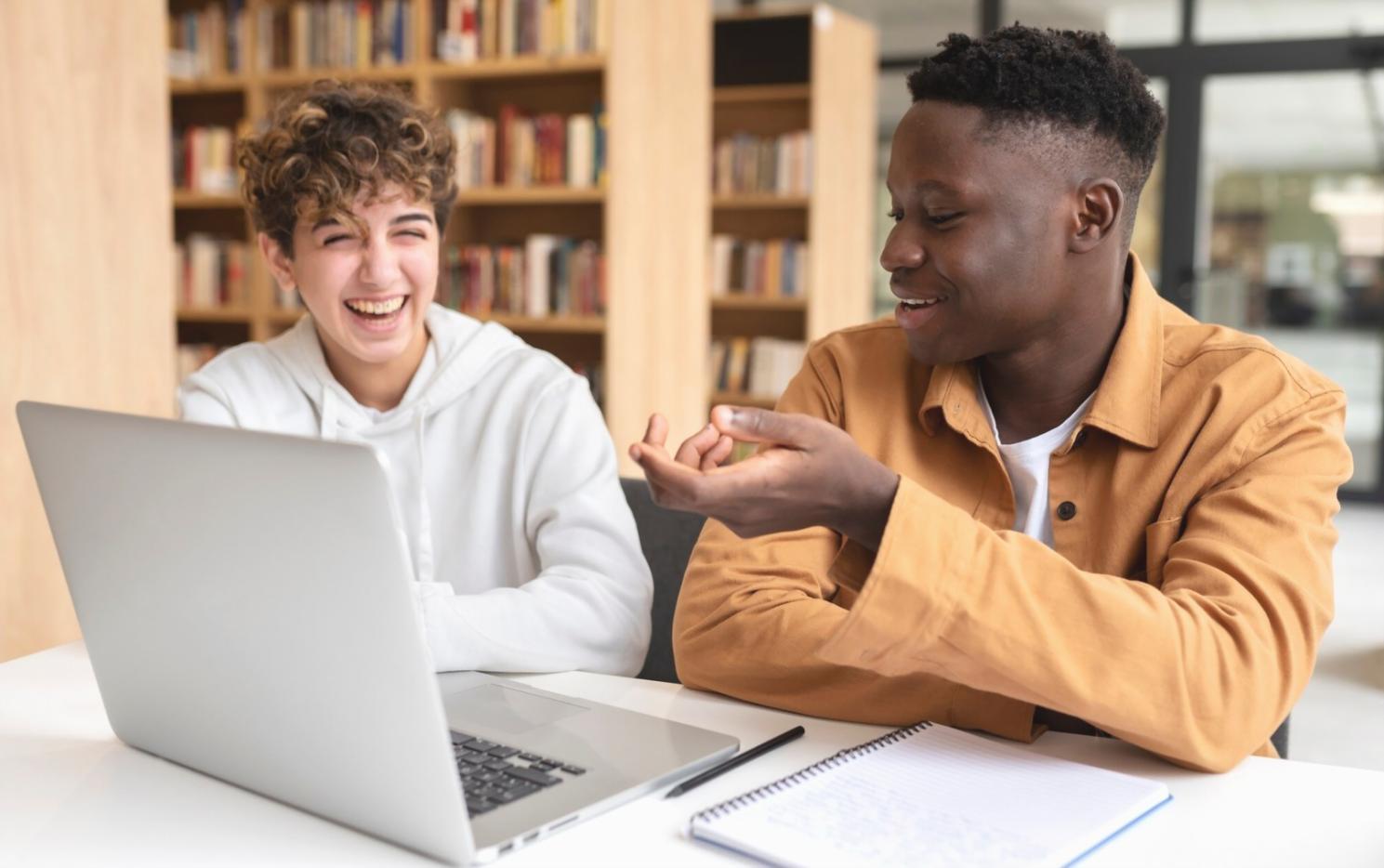 Internationale Studierende beim gemeinsamen Lernen im Sprachkurs